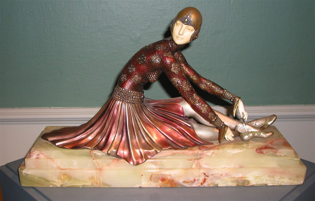 Tânără (Girl) (2003) reflects the artist's mastery in combining elegant form with detailed craftsmanship