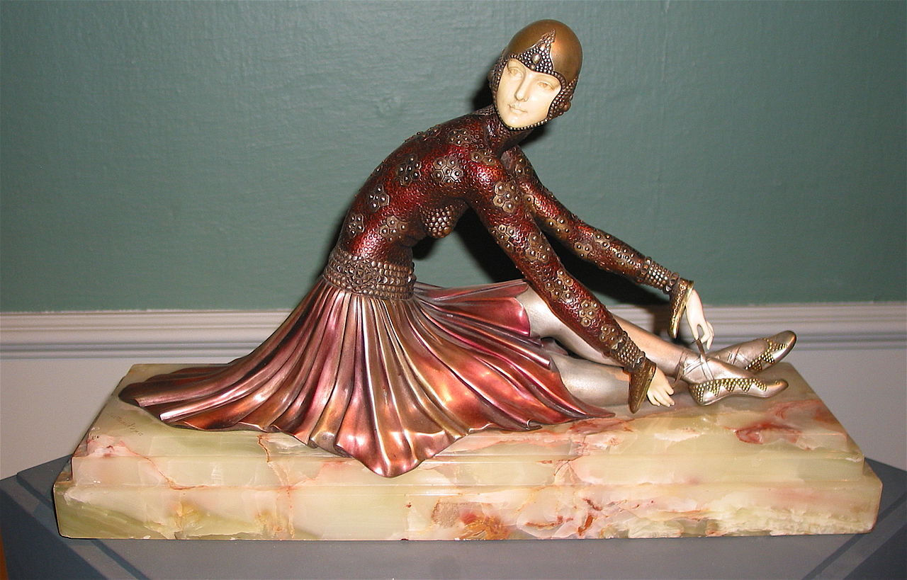 Tânără (Girl) (2003) by Demétre Chiparus reflects a stunning example of Art Deco sculpture, showcasing the artist's mastery in combining elegant form with detailed craftsmanship