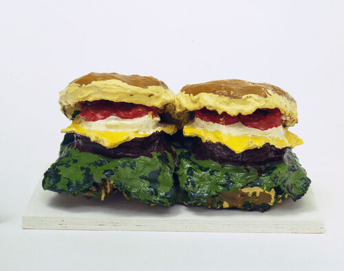 Two Cheeseburgers, with Everything (Dual Hamburgers) (1962) reflects a pair of plaster cheeseburgers with layers of toppings